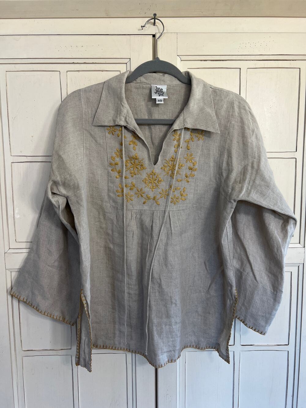 Ivy Jane size XS beige linen top with embroidery
